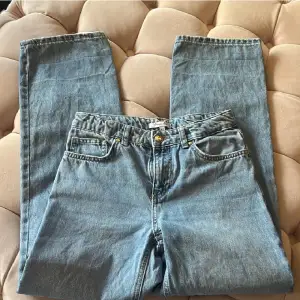 Säljer dessa jeans. Knappt använda. Storlek xxs, motsvarar 152. Baggy jeans från Lindex ❤️ skriv för frågor eller bilder!