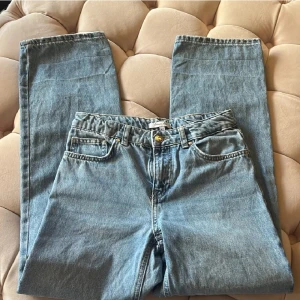Jeans - Säljer dessa jeans. Knappt använda. Storlek xxs, motsvarar 152. Baggy jeans från Lindex ❤️ skriv för frågor eller bilder!
