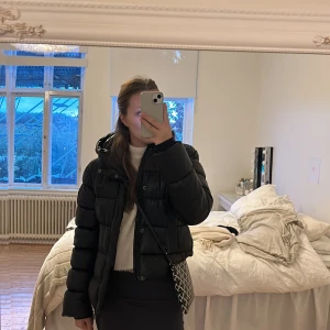 Populär vinterjacka från Superdry - Jag säljer denna fina vinterjacka från märket Superdry☺️ Den är i storlek 36 men passar mig som brukar ha xs-s💕Jackan har haft en liten reva på baksidan men har lagats hos en sömmerska (Bild 4)💞Skriv gärna om du har några frågor eller för fler bilder💕
