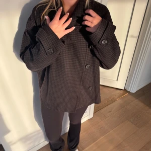 Arket kappa  - Nypris 1800kr. Inga defekter bara använd ca 2 ggr. Trendiga kappan från Arkivet. 