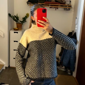 Mohair stickadtröja från Second female  - Superfin stickad tröja från Second Female i mohair och silke. Den är i mycket fint skick och nypriset är 2300 kr🩷tröjan heter Herrin Knit T-Neck