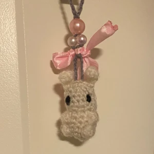 Virkad kanin - En liten virkad kanin som funkar perfekt som nyckelring, att hänga på väskan, eller på mobilen! ☺️🥰 Kaninen är gjord på 100% polyester garn, hänget är gjort på 100% bomullsgarn. Fler görs om den säljs!💕
