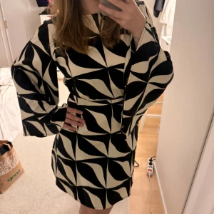 Satin klänning m mönster  - Satinklänning med mönster, bra skick 