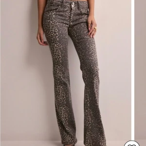 Leopard jeans  - Storlek 38 men passar mig som oftast har 36 eller S, nyskick!!!💕😁