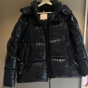 glansig tommy hilfiger jacka - säljer denna glansiga mörkblåa jackan från tommy hilfiger i storlek M, pris kan diskuteras🩷🩷
