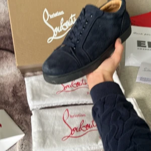 Louboutin  - Hej säljer nu mina Louboutin i bra skick kvitto finns tyvär inte men köpta på mytheresa  priset är diskuterbart vid snabb affär. Fraktas samma dag 