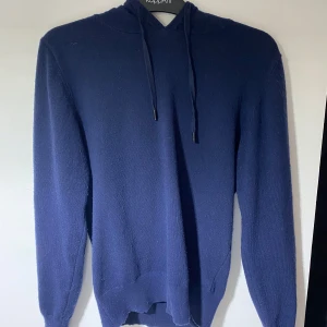 Kashmir hoodie - Fett SNYGG Kashmir hoodie i färgen marinblå, 9/10 skick och passar perfekt för det kalla vädret, Nytt pris: 2000kr, Mitt pris: 1100kr. Priset kan diskuteras via snabbaffär, GLÖM inte att höra av dig kring frågor eller funderingar 