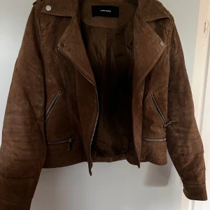 Vero Moda mocka jacka - Jacka i mocka från vero Moda, stl L men väldigt liten i storlek så passar s och m.