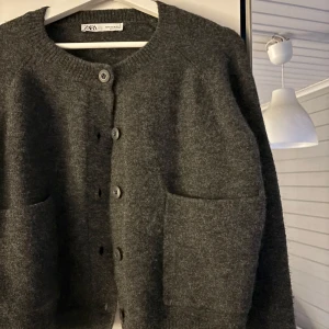 Kofta zara - Säljer fin kofta från zara. Den är mörkgrå stickad. Väldigt skön sticks inte. Sparsamt använd.🤍