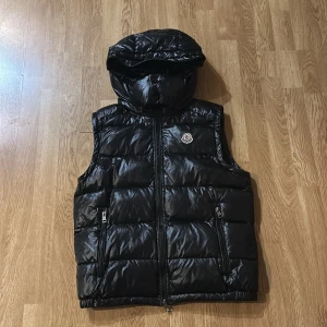 moncler väst Äkta - säljer min svarta moncler ÄKTA🔥vest den är storlek S 