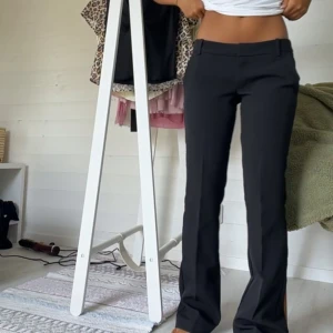 Kostymbyxor  - Säljer dessa lågmidjade kostymbyxor då de är för stora och långa på mig som är 160cm. Dessa är från Bikbok i modellen ”Vera”. Knappt använda!