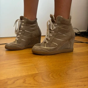 Isabel marant liknande skor - Ett par jättefina skor som liknar isabell marant. Fast med coola detaljer, som snören och guld ränder. Det är i strl 36 men passar mig som har 37