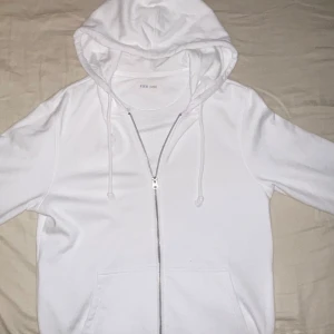 Vit zip-hoodie - Säljer denna riktigt snygga zip hoodien från pier one. Jättemysig och i jättefint skick!