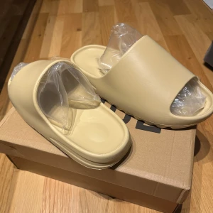 Yeezy slide  - Säljer dessa helt nya slides som är för stora för mig, skick 10/10. 