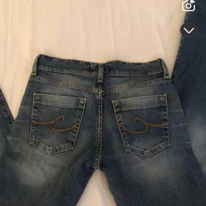 Säljer Crocker jeans💋 - Säljer dessa lågmidjade och utsvängda Crocker jeans då jag växt ur dem. Jag är 172 och dem är aningen förkorta för mig. Jeansen har inga defekter.💕 Midjemått rakt över: 35,5 cm Innerbenslängd: 77 cm  Kontakta mig vid fler frågor❣️