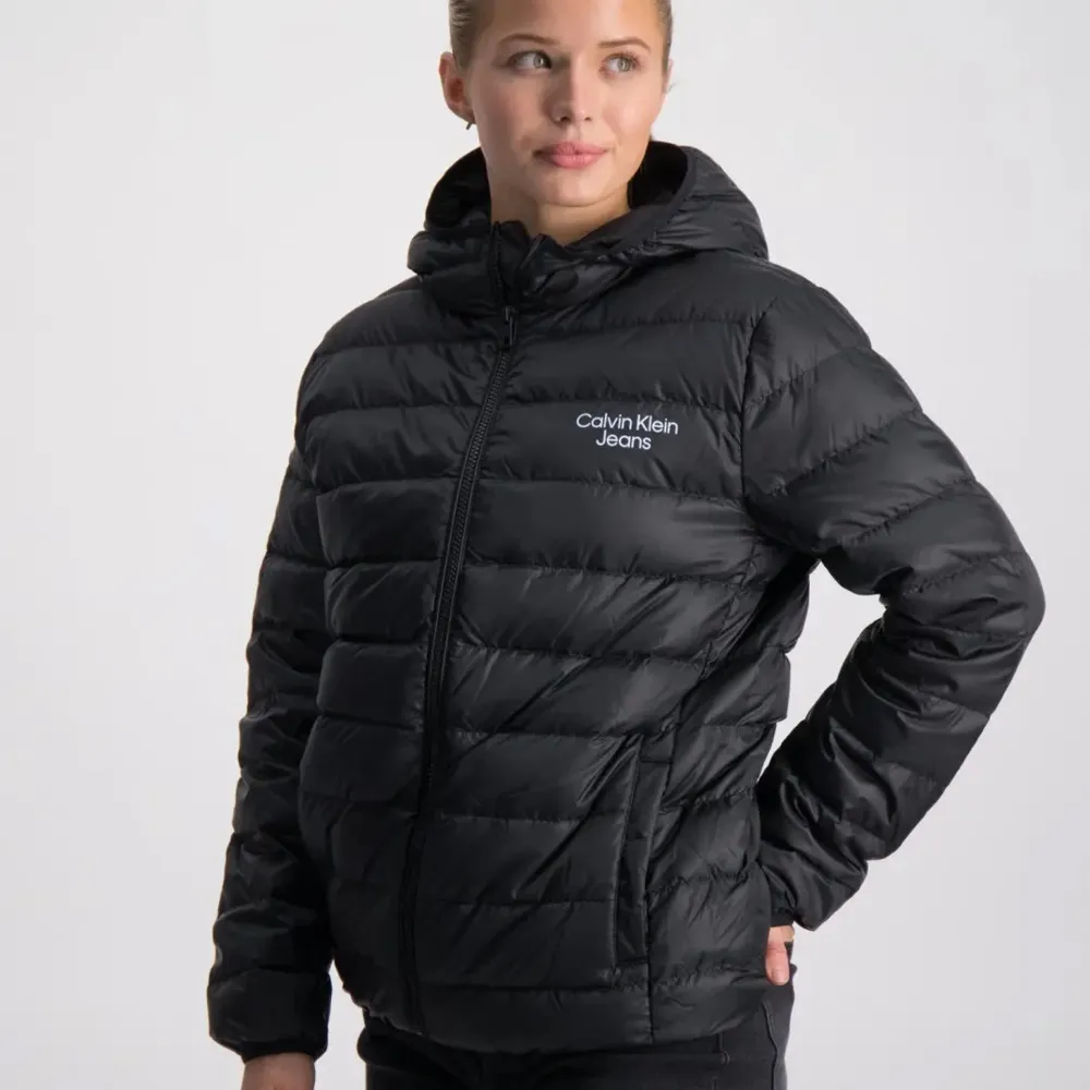 Mycket fin puffer-jacka / dunjacka / täckjacka / höstjacka / lättare vinterjacka från Calvin Klein.  90% ankdun & 10% fjädrar. Fast huva. Köpt på Kids Brand Store för 1800 sek.. Jackor.