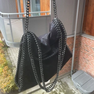 Stella väska D0pe - Jättefin oanvänd väska i svart från okänt märke. Ser ut som en Stella D[]pe💕Trendig och bra utrymme perfekt min hösten, våren och vintern. Håller på att komma tillbaka i trending💕