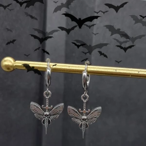 Handgjorda örhängen  - Handgjorda örhängen●Följ :@ekjewelryofficial🤲 ●Material- 100% rostfritt stål ●Örhängeskrokar -rostfritt stål. Nickel fri. Längd -4cm. Vattentåliga, ändrar inte färgen! 