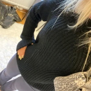 Svart stickad tröja  - En superfin svart stickad tröja, strlks s men är perfekt storlek på mig som är xxs-xs 💞 använd fåtal gånger!! OBS! Laddat upp massa nytt fint till hösten så gå in på min profil och kolla så kan jag samposta 🥰🌸