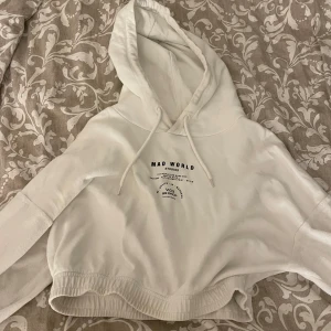 Croppad hoodie  - Croppad vit hoodie från Madlady i storlek small. Bra skick, väldigt bekväm och snygg!