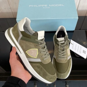 Philippe model (SPRILLANS NYA) - Säljer dessa extremt feta philippe model skorna perfekt nu till höst o vinter🍂. Skick 10/10 sprillans nya! Size 43. Kan gå ner i pris vid snabb affär. Hör av dig vid minsta fundering!🤩