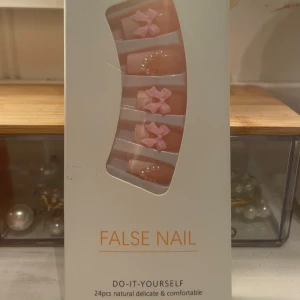 Lösnaglar - Jättefina men passade inte min form på naglarna. helt nya