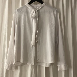 Blus  - Vit blus som man knyter i halsen bara skick. Har använt två gånger.