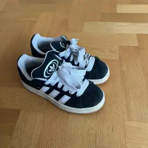 Säljer mina adidas campus skor som är super sköna och snygga💓