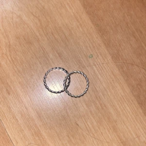 Ringar 💍 - Säljer 2 stycken ringar från Kappahl❣️Säljer båda för 30 och 15 kronor för 1❣️ Aldrig använda❣️