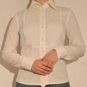 Vit skjorta - Vot skjorta med randigt parti över bröstet.  (Sista bilden visar tröjans material)