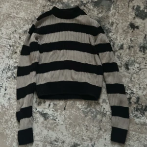 Randig tröja - Randig tröja. Stl smal