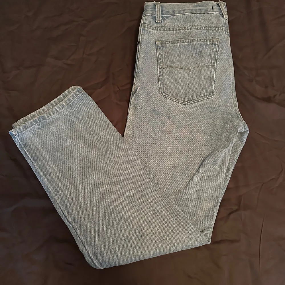 By Ben Livermore rhinestone jeans. Storlek 30W 32L och i bra skick.. Jeans & Byxor.