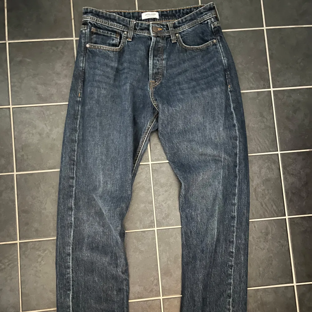 Säljer mina oanvända jeans som är från Jack & Jones. De är i storlek 34, och de är kanske pysiga. Nypris: 600kr mitt pris 350kr. Jeans & Byxor.