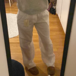 Vita linnebyxor från Gina Tricot - Säljer dessa snygga vita linnebyxor från Gina Tricot. Helt oanvända med medelhög midja. Storleken är XS petit, så skulle säga att den passar någon som är 160 cm eller kortare om man vill att benen ska vara långa. Jag är ungefär 160 för referens💕