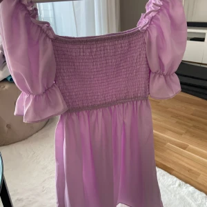 Lila klänning - Söt lila klänning som passar både xs och s, aldrig använd 💜