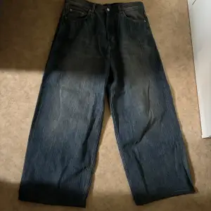 Säljer ett par helt oanvända endast testade astro lopes baggy jeans från weekday pga de va lite för stora för mig. Skick 10/10. Nypris 600kr.