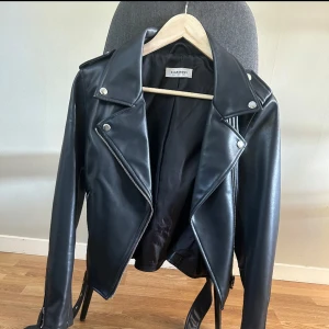 Skinnjacka - Säljer en skinnjacka i nyskick, använd ett fåtal gånger 