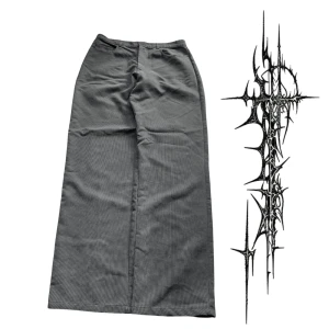 Baggy Skater Manchesterbyxor - Ett par ascoola gråa baggy pants i manchestertyg 🔥 I perfekt skick och passar M-L, men även S med bälte 🤝 Bara att skriva om du undrar nått såklart!