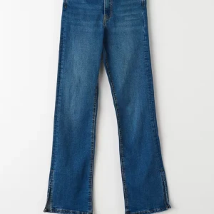 Blå jeans med slits - Säljer ett par snygga blå jeans med hög midja och bootcut-stil. De har en cool slits vid bensluten som ger en extra touch. Helt slutsålda i alla storlekar köptes för 399kr men säljer för 200kr kan gå ner i pris. 