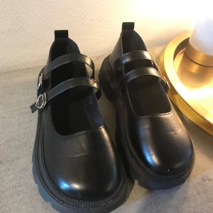 Loafer style skor - Svarta loafer stil skor med silver hjärt detaljer på ankelremmarna. Låg klack på 4,5 cm. Använd två tal gånger men i väldigt bra skick. Skickas mot portokostnad:)