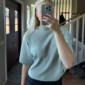 Grön blus  - Plisserad blus från Gina tricot 