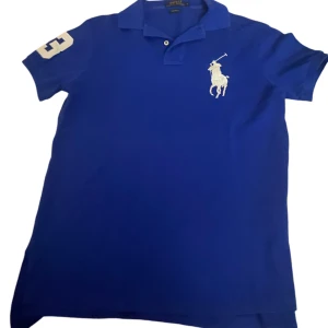 Ralph lauren pike - Säljer denna snygga Ralph lauren pike skick: 8/10 använd men inga defekter storlek:S priset är inte hugget i sten hör av er vid minsta fundering💎