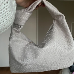 Väska  - En beige handväska, jätte fin men har aldrig kommit till användning 🩷