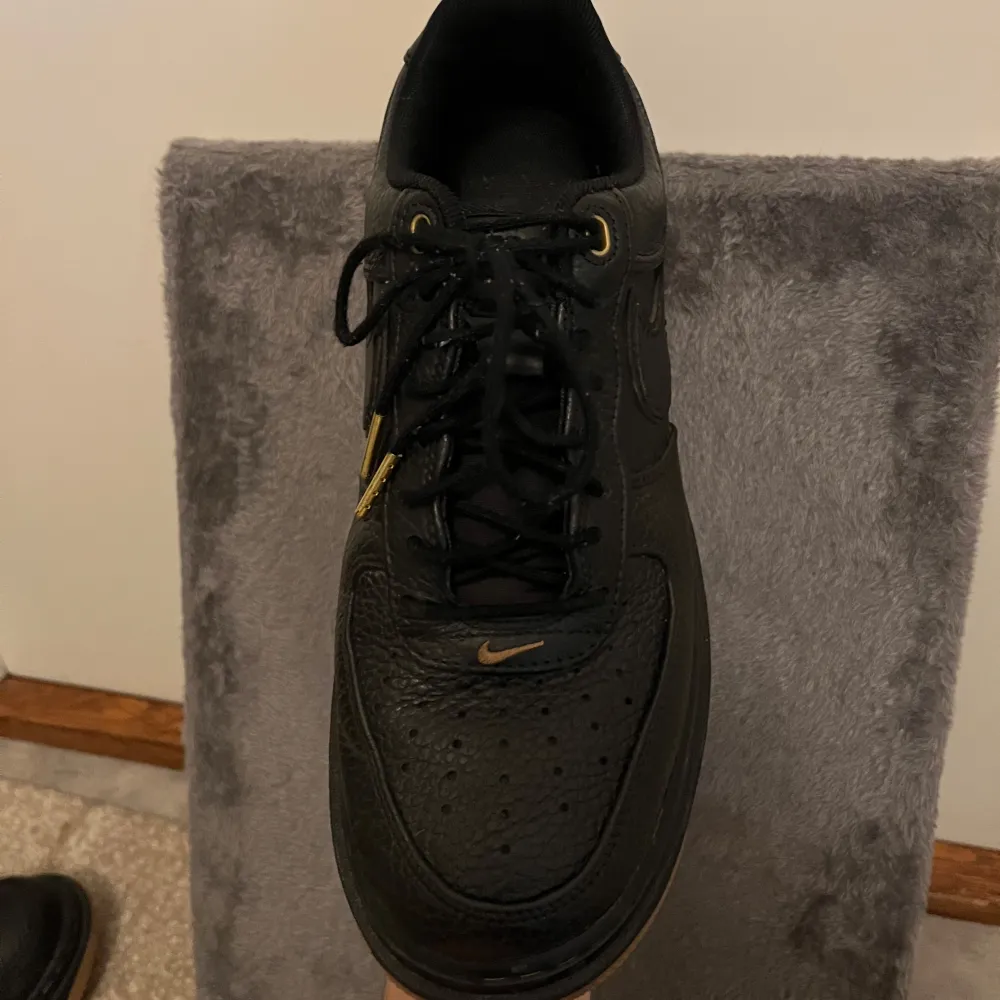 Säljer de här fetta höst skorna från nike eftersom dom passar inte längre och har ingen nytta av de. Skick 8/10 är lite noppiga på snören och är abdvända i en månad men annars så är de som nya Nya kostar 1700 Pris kan diskuteras vid snabb affär . Skor.