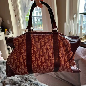 vinröd vintage dior väska - super fin äkta dior väska, normalt slitage för en så pass gammal väska, dragkedjan fungerar dessvärre inte. Diors motsvarande nuvarande väska kostar cirka 20K  kan göra byten