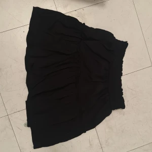 Svart kjol XS - Svart kjol från märket terranova(tror ej det finns i Sverige) i storlek XS. Säljer då jag inte tycker den passar mig, men knappt använd. Den har insydda shorts. Hör av dig vid frågor❤️