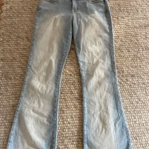 Bootcut lowwaist - Säljer dessa snygga lowwaist bootcut jeansen som jag köpte på plick, säljer då jag inte använder de💕 passar s och xs, har sytt in de lite i midjan men kan sprätta upp de snabbt om man vill de