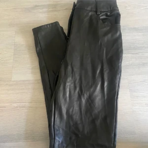 Skin byxor  - Storlek s har inte använt dom så mycket ska kosta 239 men mitt pris är 179 kan även gå ner i priset vid snabb affär  