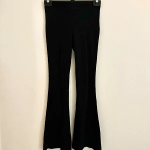 Leggings - Ett par svarta bootcut leggings från lager 157😄 Dom är i storlek 150 och de är knappt använda💕