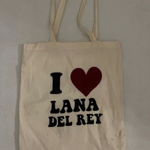 Lana del Rey tyg påse - Jättegullig tygpåse med ”I ❤️ lana del Rey” på. Köpte den på vinterd och säljer för den inte kommer till användning! 